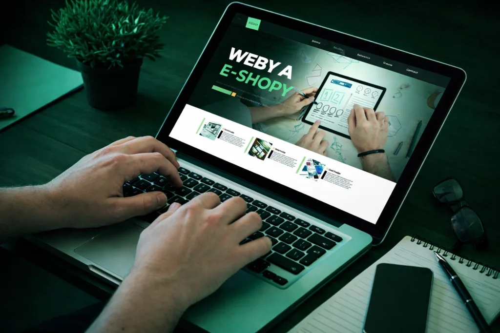 Online Marketing Expert - tapeta - pozadí s notebookem